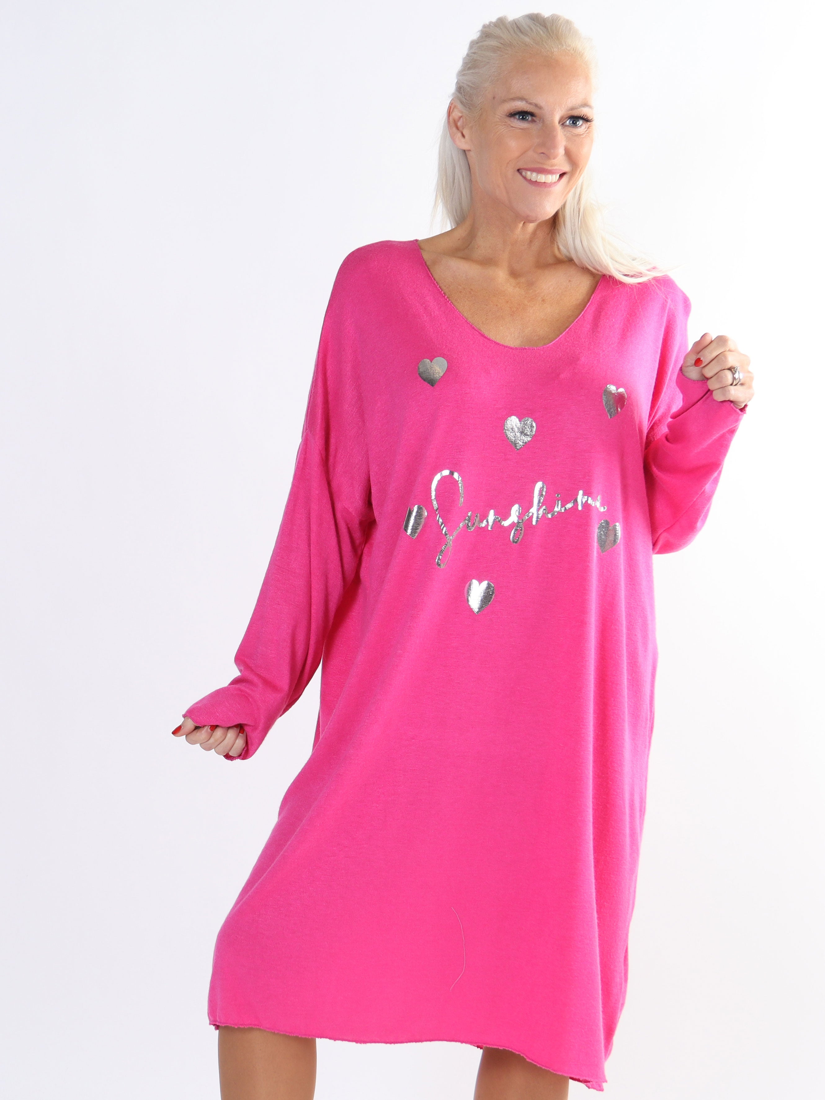 Lucia - Plus size kjole i viskose med print af sølv hjerter og skrift